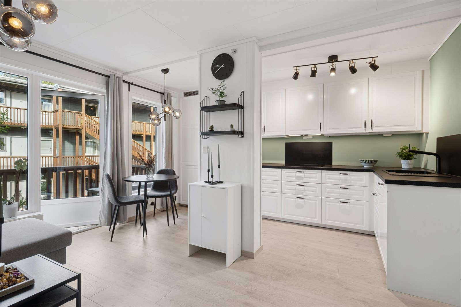 Attraktiv og betydelig oppusset 2-roms leilighet med vestvendt balkong, carport og god planløsning. Galleribilde