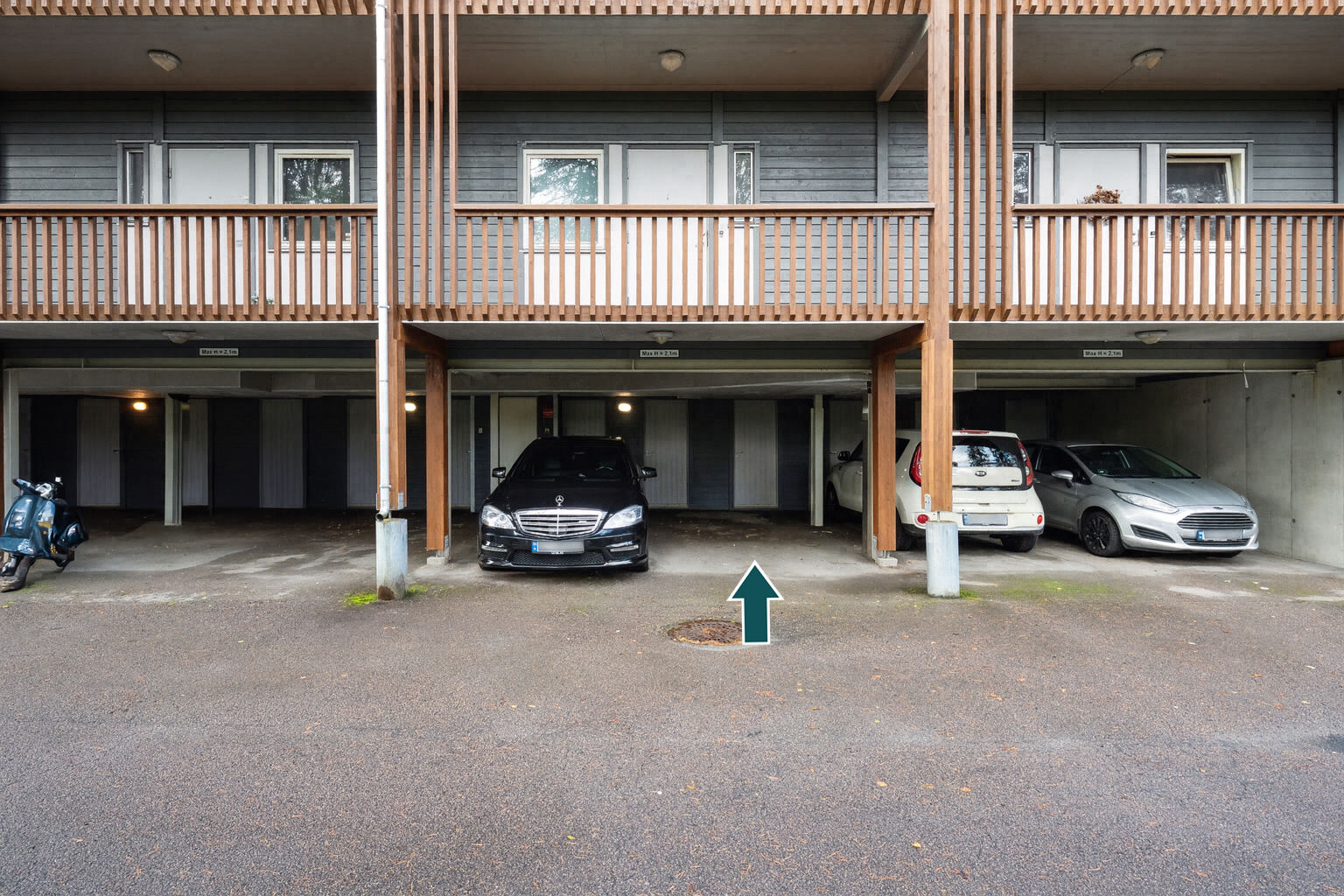 Leiligheten disponerer en carport, like bak carporten finner du en ekstern bod på ca. 5 kvm. Galleribilde