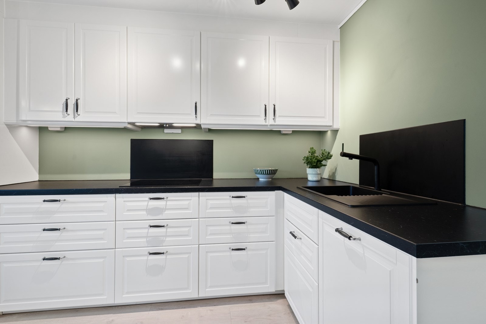 Løsningen er både funksjonell og stilren, og rommet har integrerte hvitevarer som platetopp, stekeovn, oppvaskmaskin, kjøleskap med fryser og mikrobølgeovn. Galleribilde