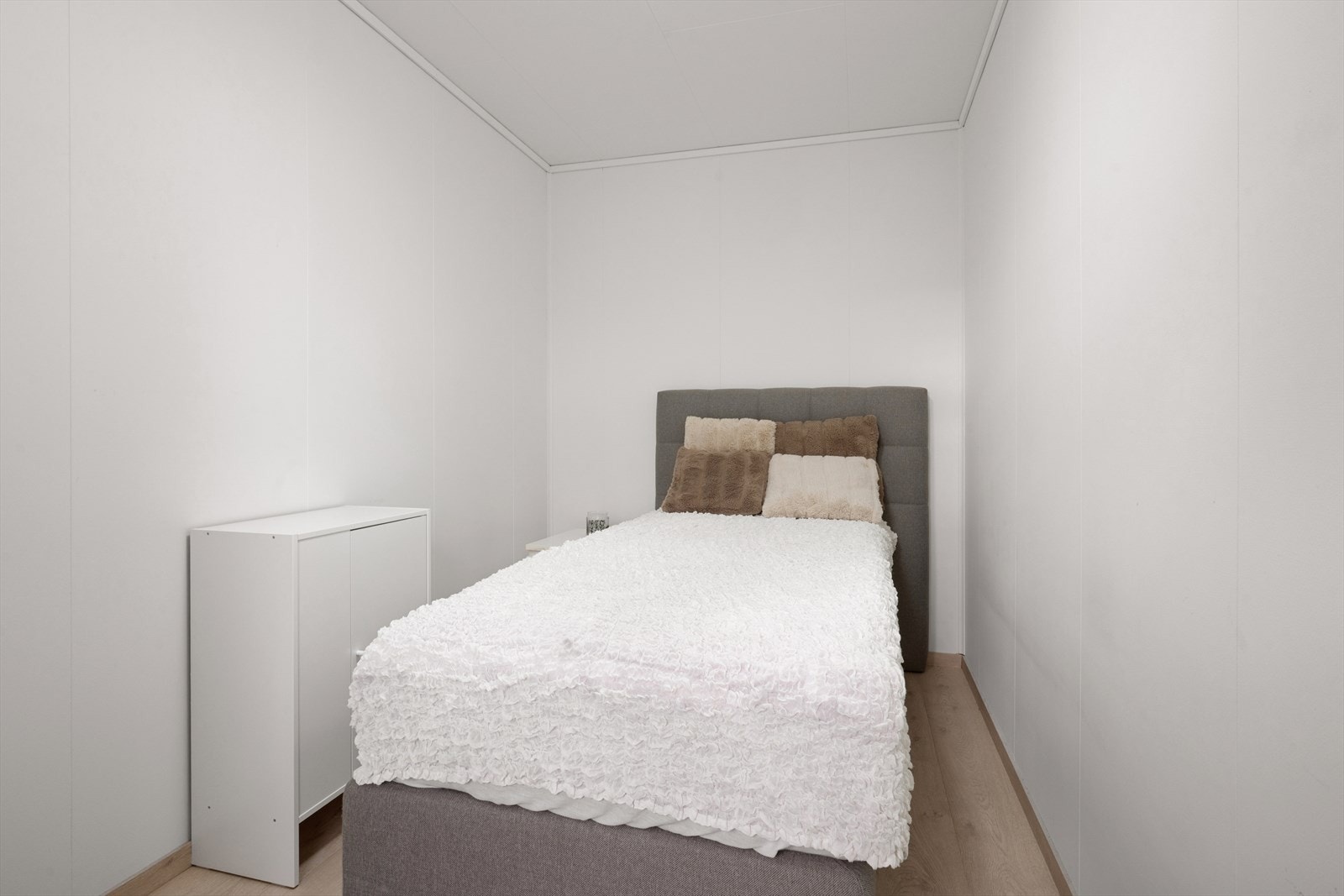 Leiligheten har et lyst og innbydende soverom. Galleribilde