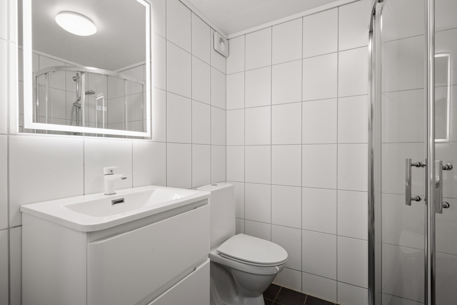 I 2024 ble rommet oppgradert med ny baderomsinnredning, dusjdører, speil og wc. Galleribilde