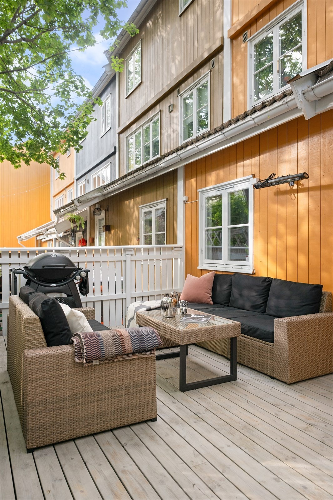 Her kan du innrede med stor sittegruppe, grill, planter og blomster. Galleribilde