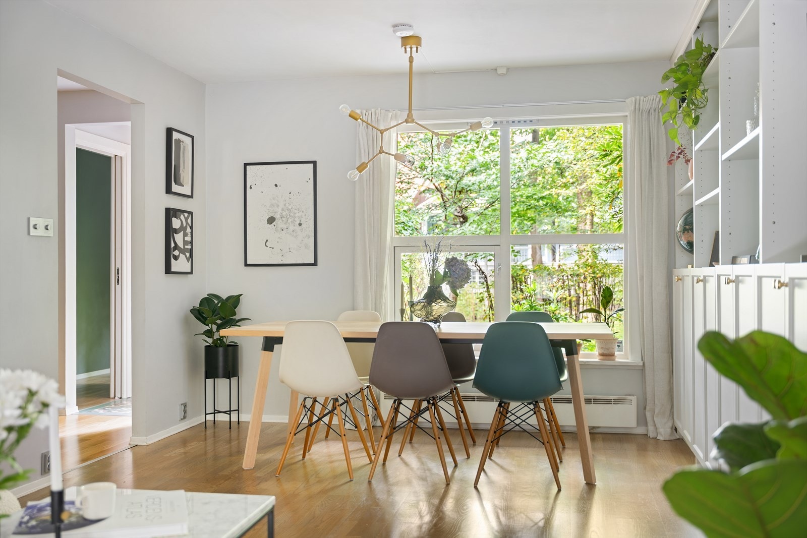 God plass til langbord med flott utsyn mot grønne omgivelser. Galleribilde