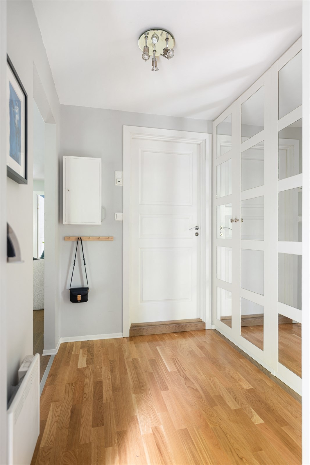 Dette er boligen for deg som setter krav til høy standard, unike detaljer, og samtidig en fredelig og sosial beliggenhet. Galleribilde