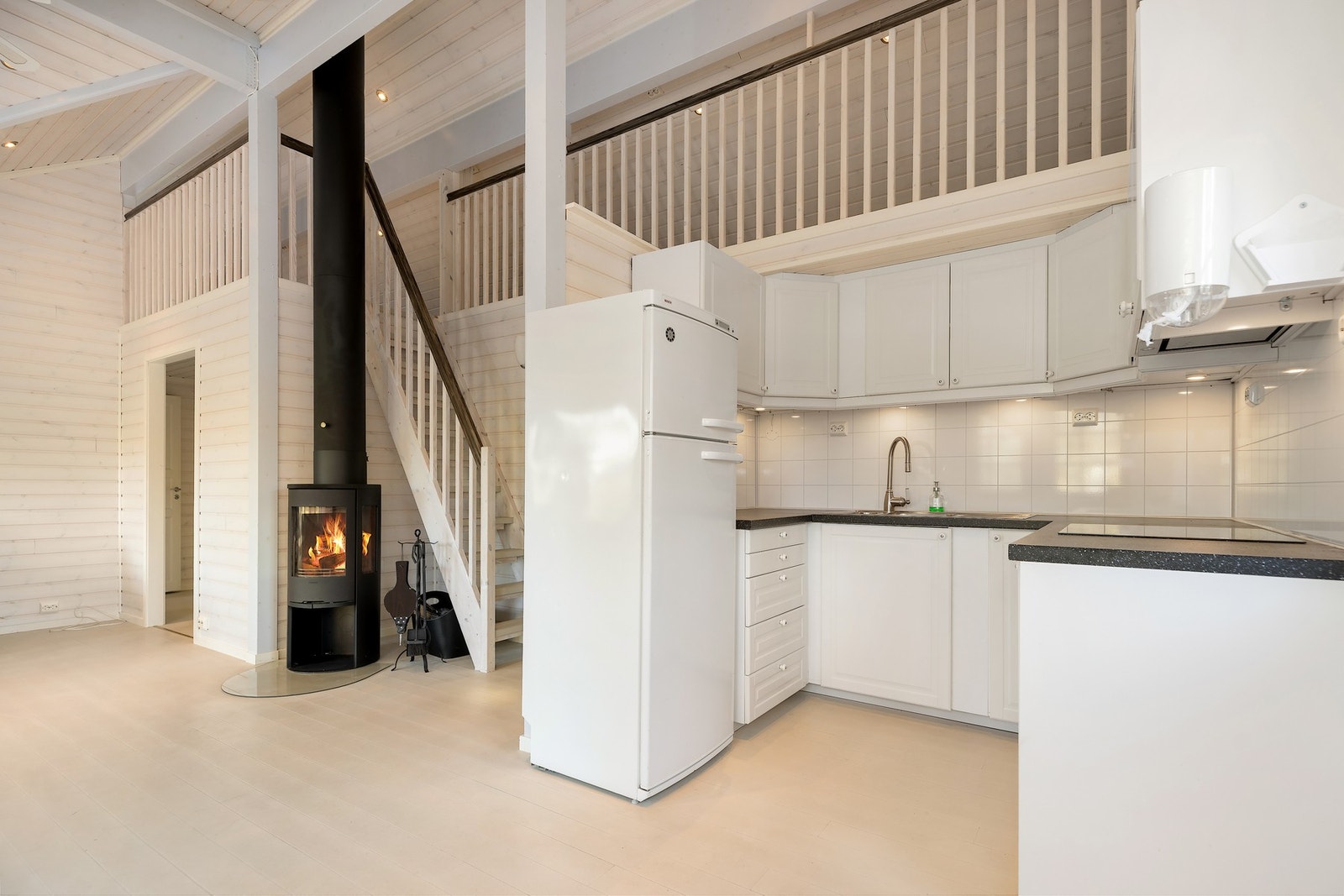 Det er trapp opp til hemsen fra stuen. Galleribilde