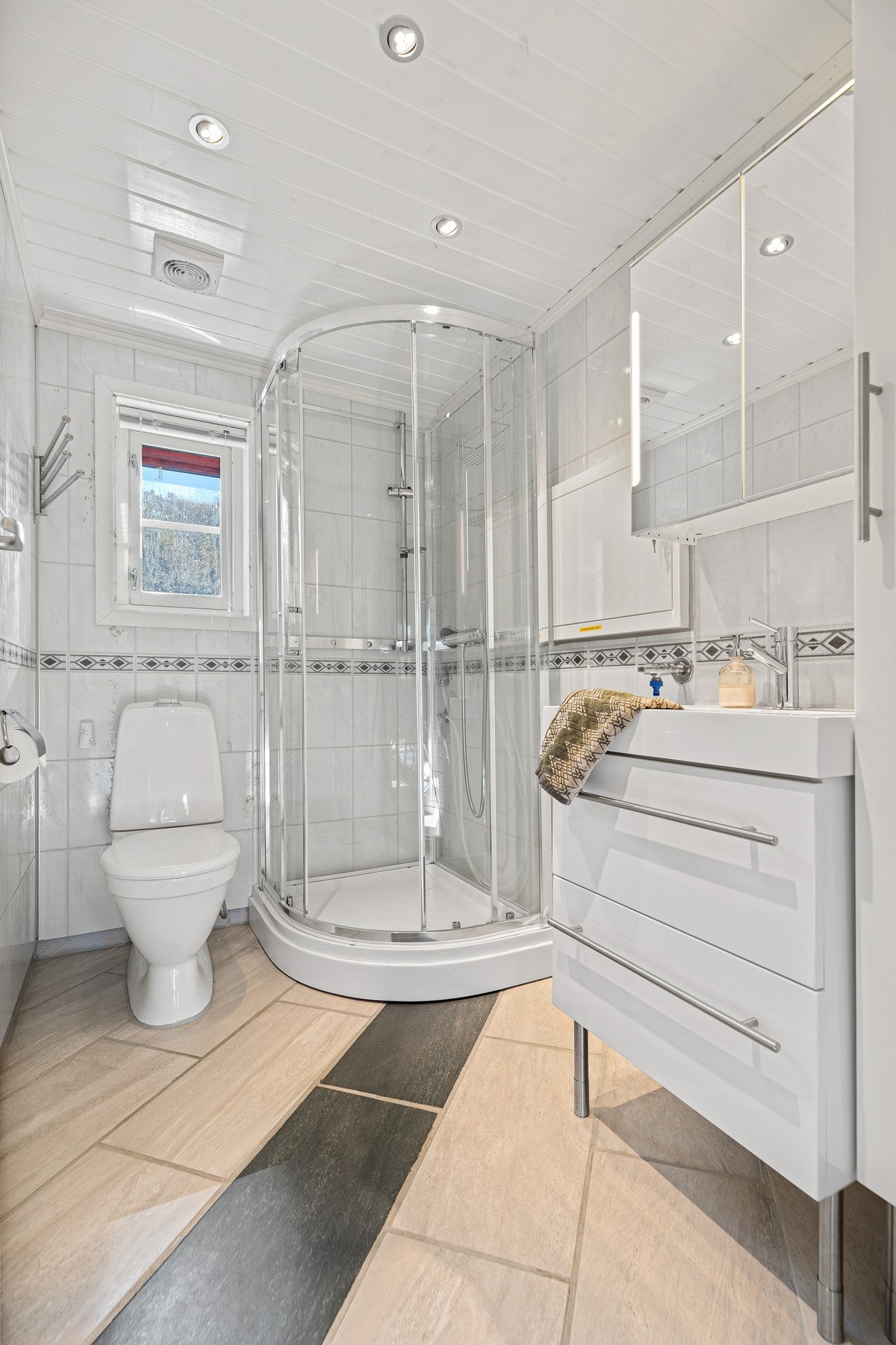 Hytta har et praktisk og pent bad med opplegg for vaskemaskin. Galleribilde