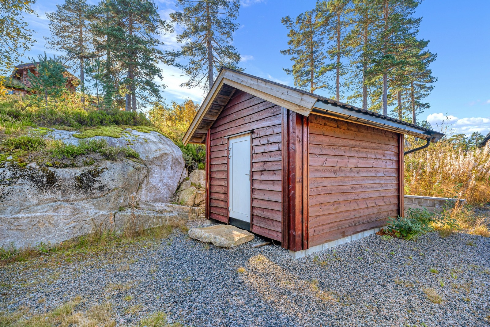 Ved en gruslagt gårdsplass ligger det en frittliggende utebod på ca. 12 kvm. Galleribilde