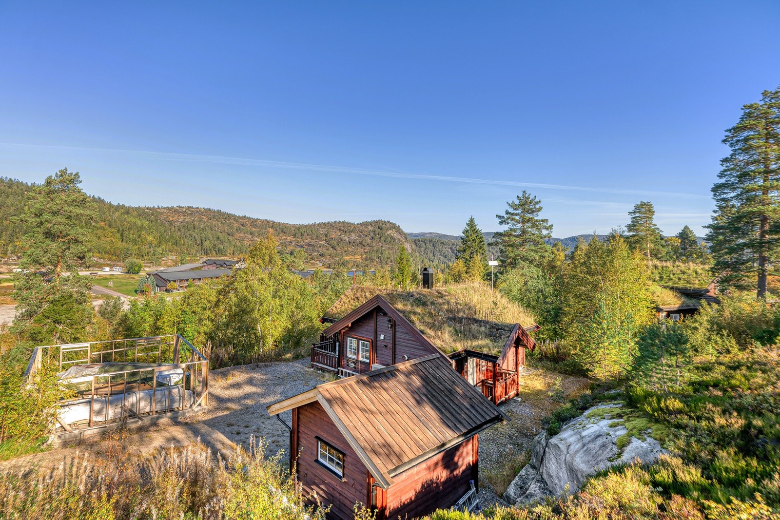 Hytta ligger usjenert og solrikt på en endetomt. Galleribilde