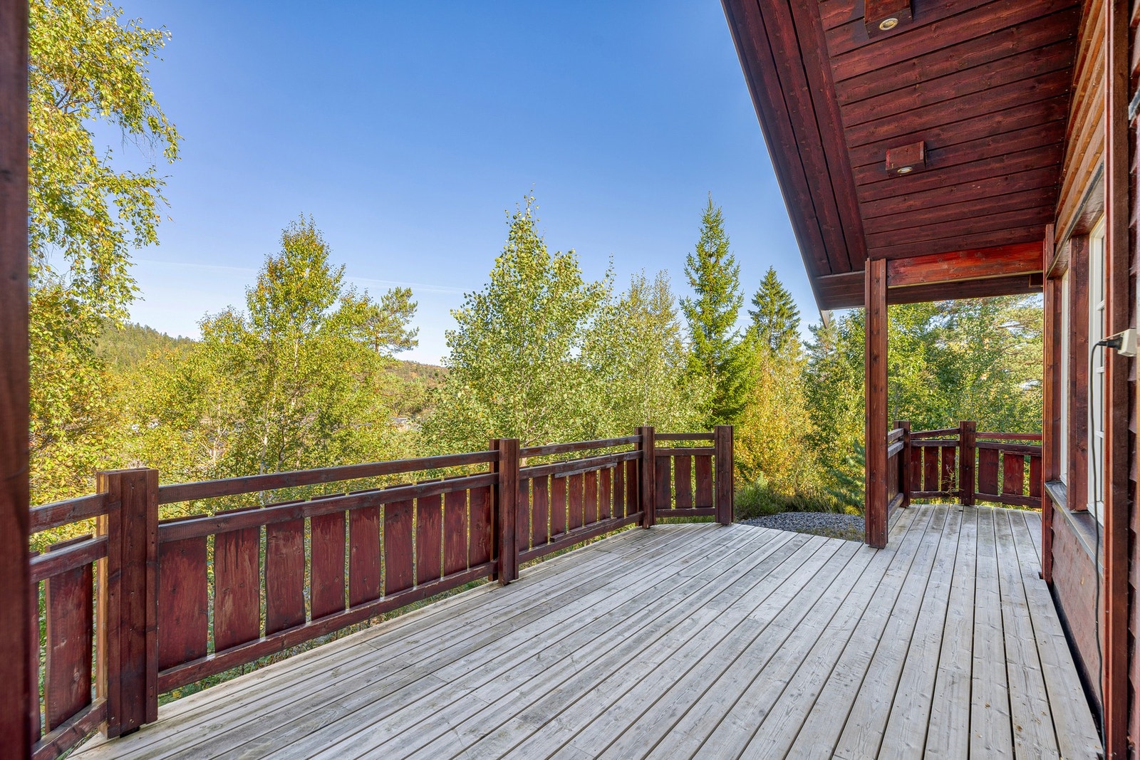 Terrassen har god plass til grill og utemøblement, og det er montert utebelysning i form av downlights i overbygget. Galleribilde