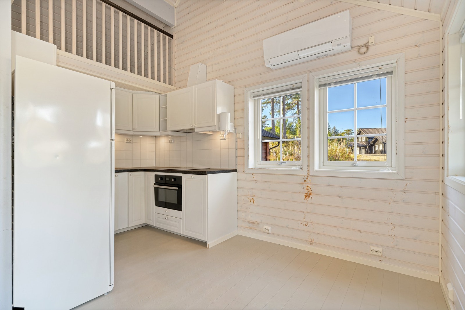 Det er montert en luft-til-luft varmepumpe ved spisestuesonen. Galleribilde