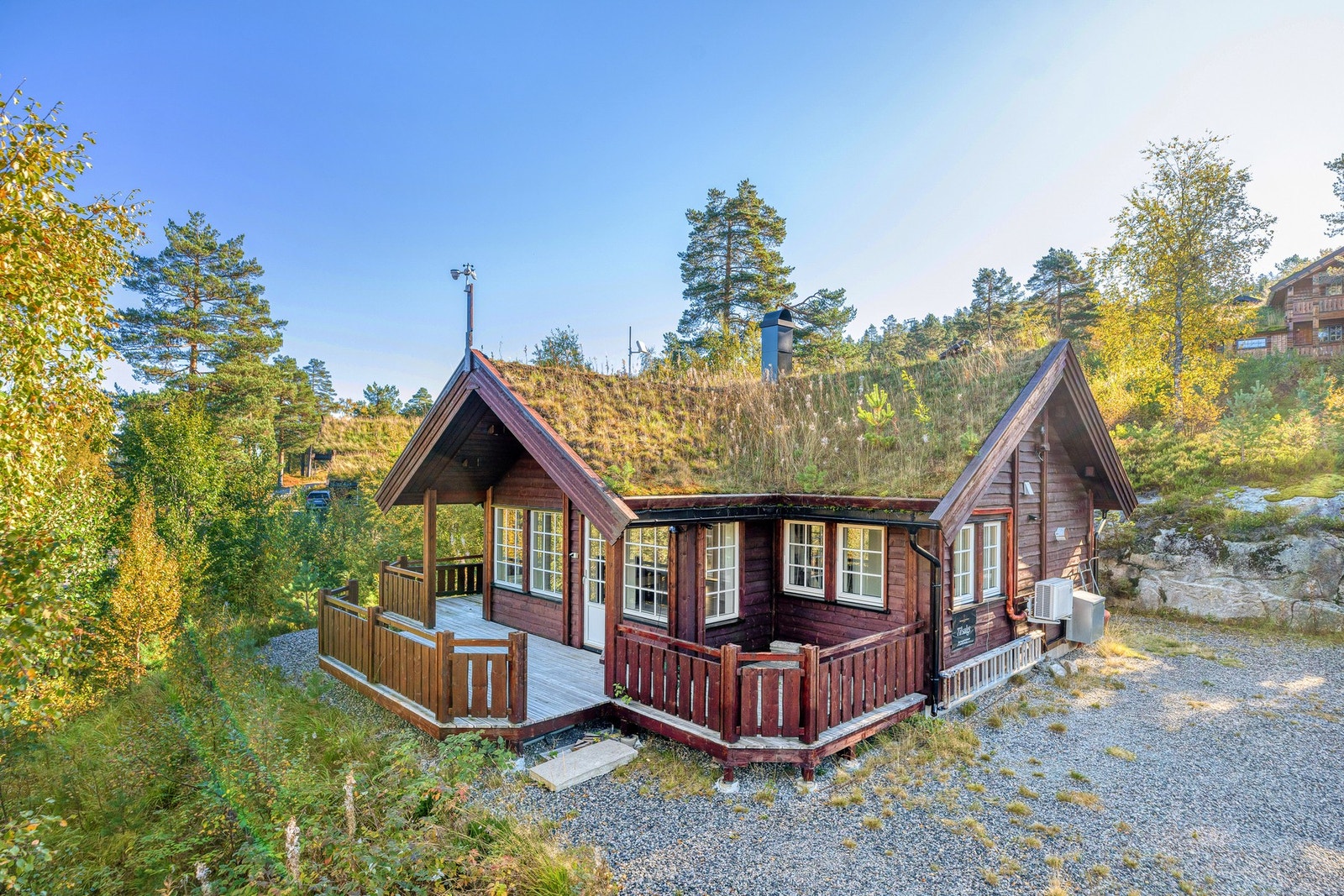 Gode solforhold og naturskjønn utsikt nytes til det fulle på en dels overbygd terrasse på ca. 31 kvm. Galleribilde