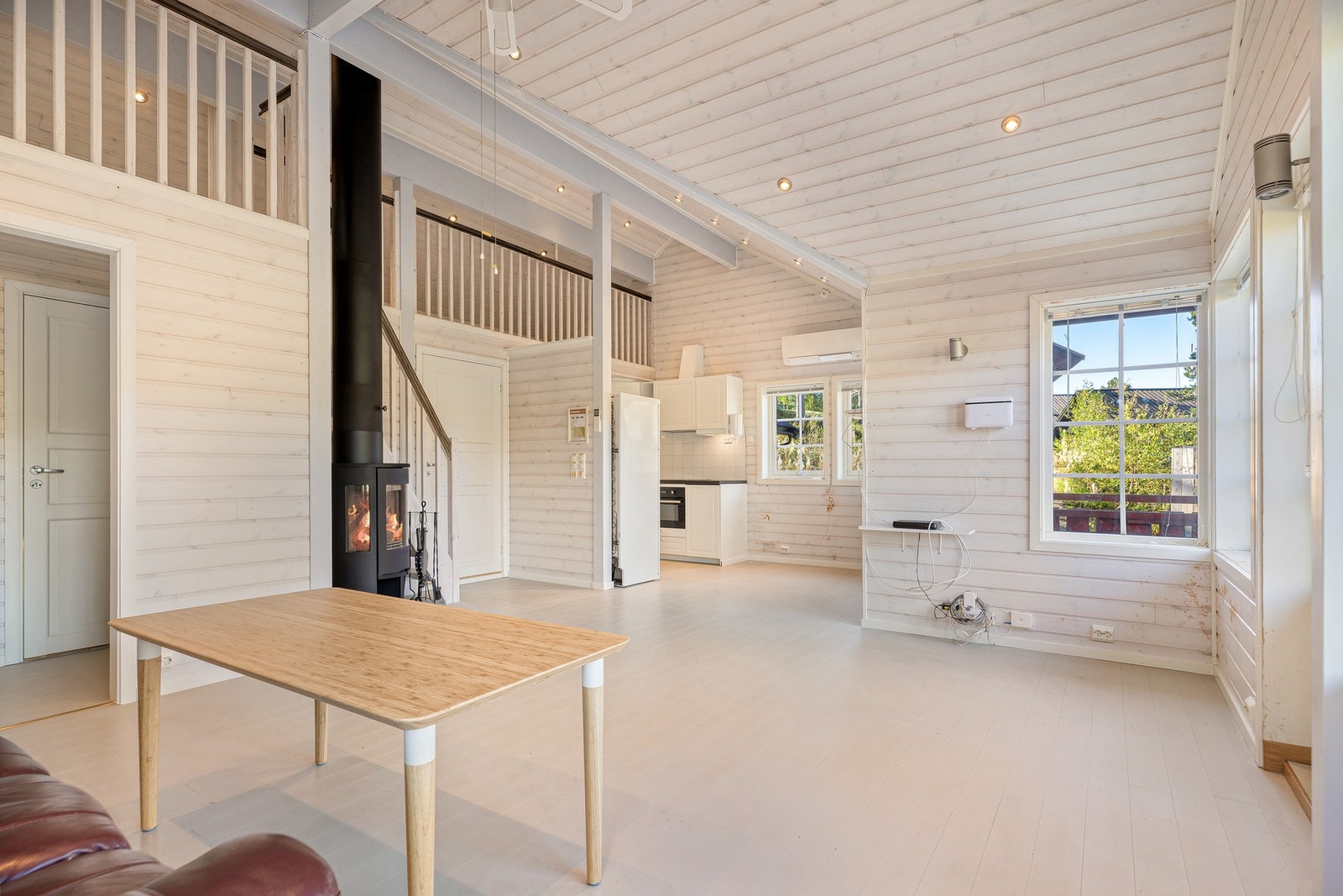 Stuen og kjøkkenet danner et innbydende allrom med fantastisk takhøyde. Galleribilde