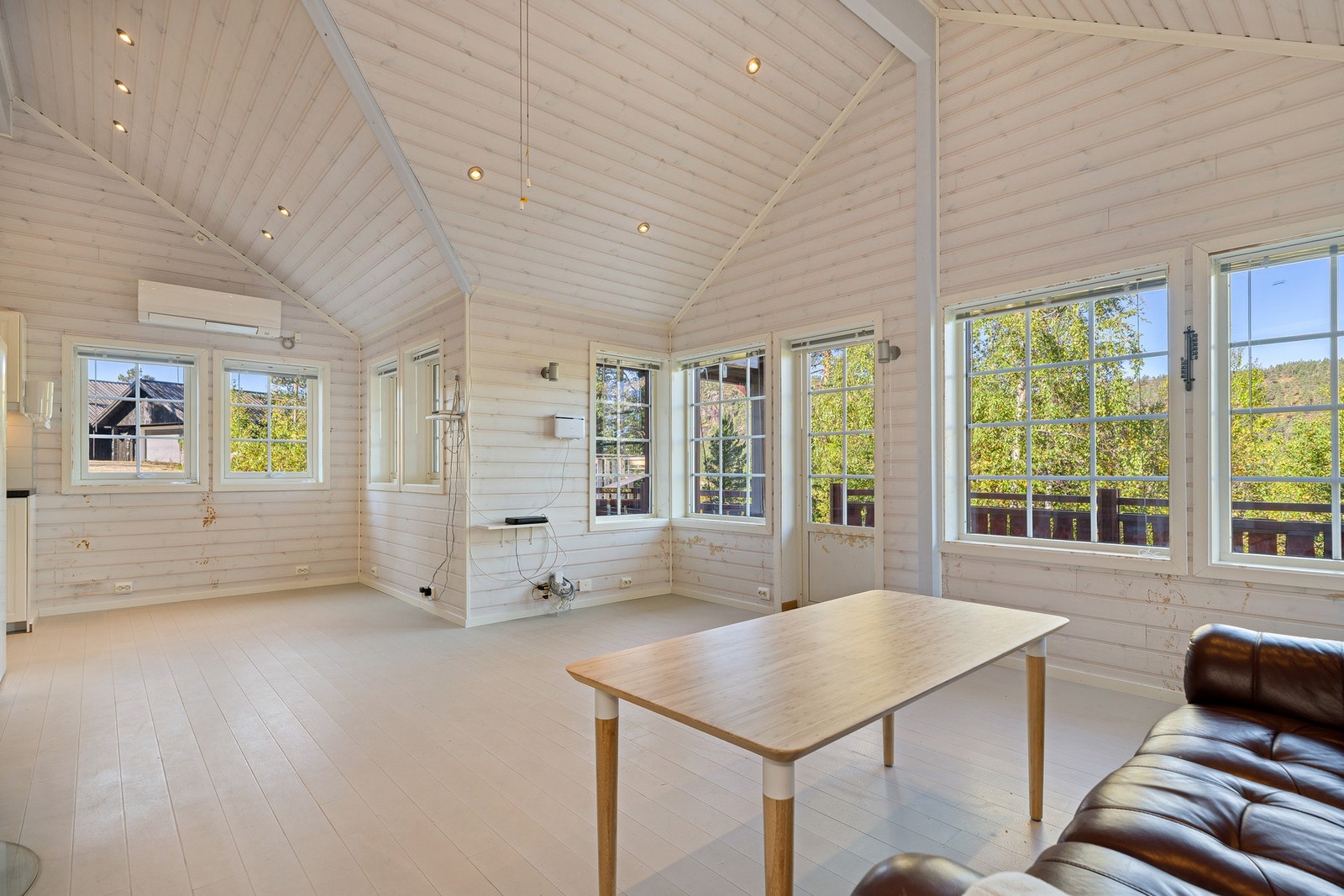 Den åpne planløsningen understreker den luftige atmosfæren. Galleribilde