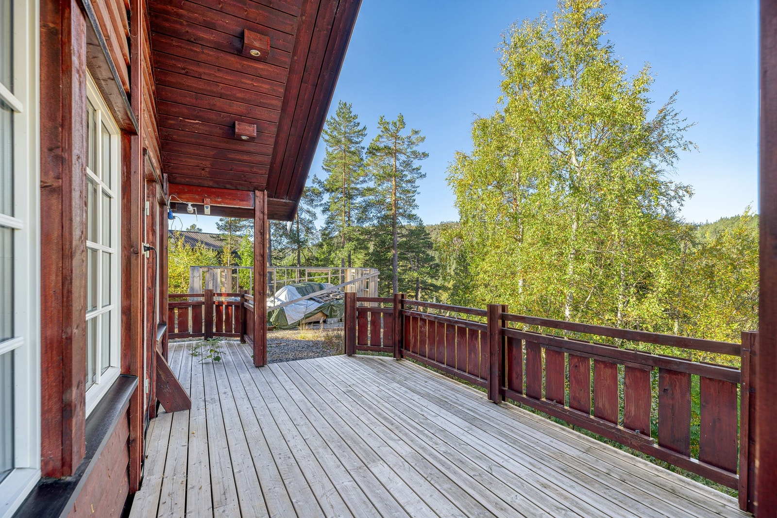 Fra stuesonen er det utgang til en solrik, nordvestvendt terrasse på ca. 31 kvm. Galleribilde