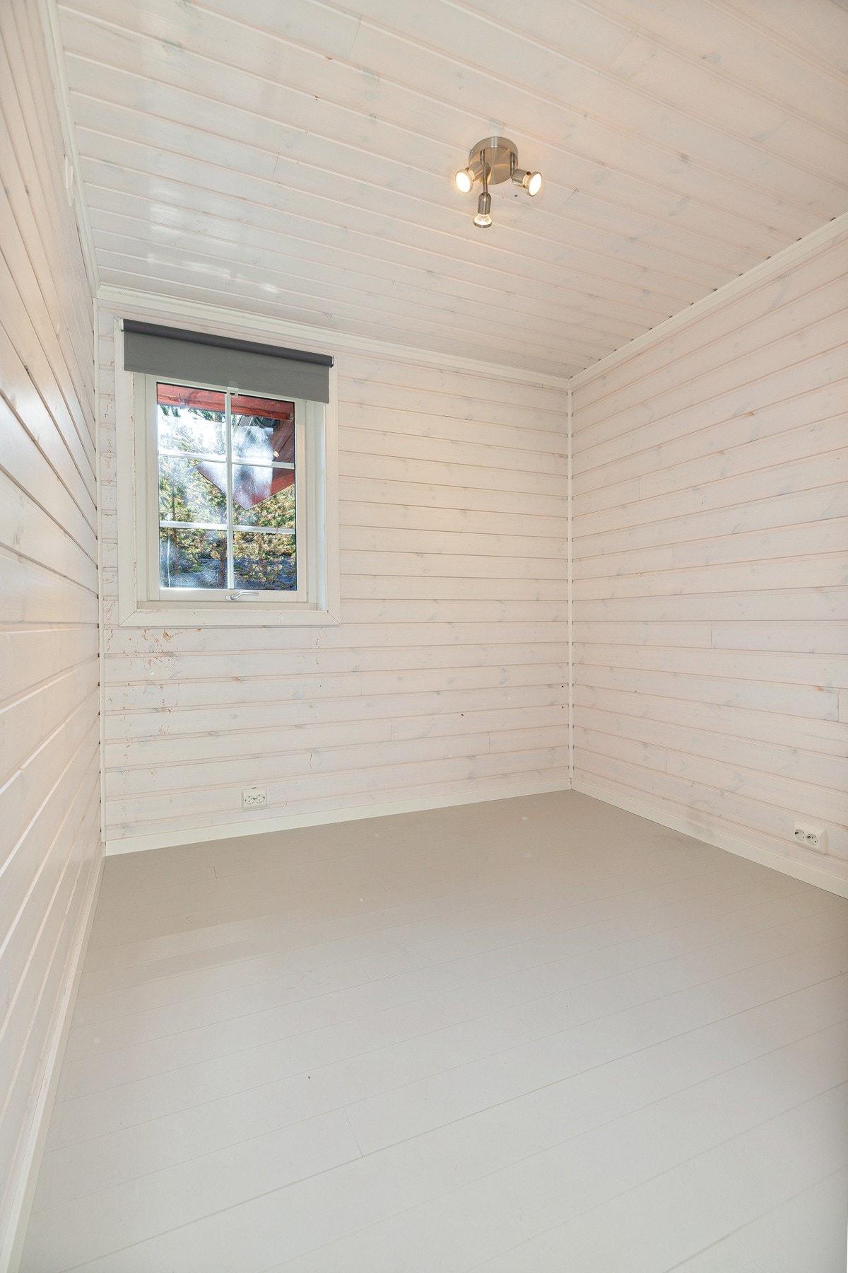 Soverommene har lysmalt panel på veggene og lysmalte heltregulv. Galleribilde