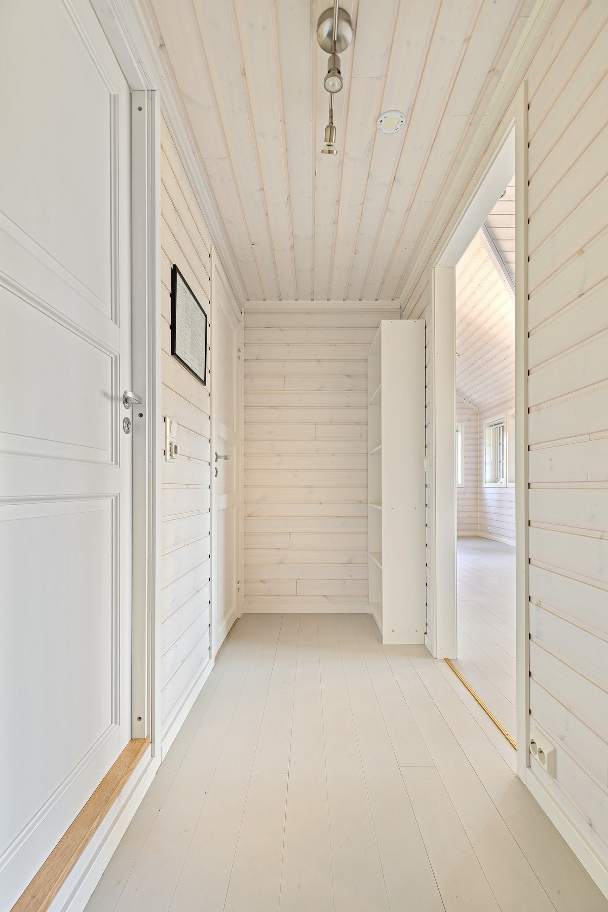 Hytta fremstår med stilrene farge- og materialvalg og innholdsrik planløsning. Galleribilde