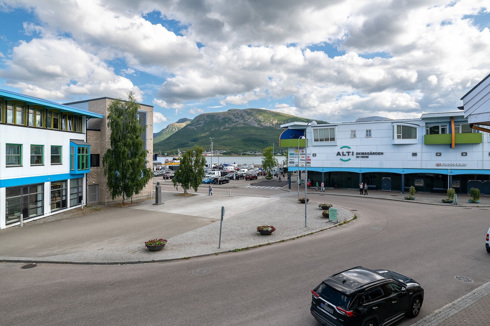 Utsikten fra leiligheten inkluderer fjellutsikt og sjøgløtt! Galleribilde