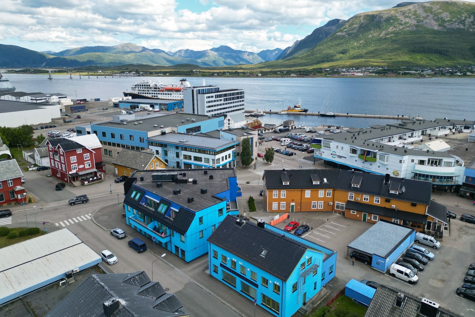 Beliggenhet i sentrum, og like ved et av Sortland største kjøpesenter, gjør at det er kort gangavstand til alle fasiliteter samt service- og
forretningstilbud i sentrum. Galleribilde