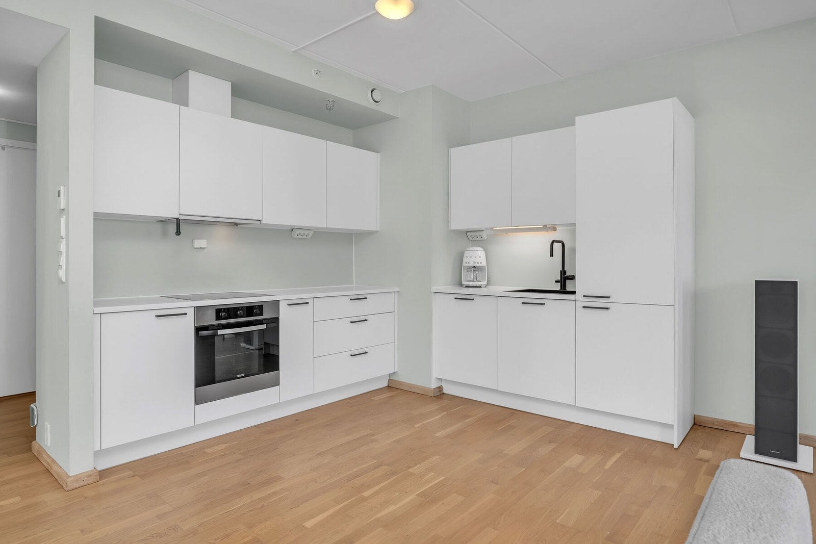 Moderne, lyst kjøkken med integrerte hvitevarer. Galleribilde