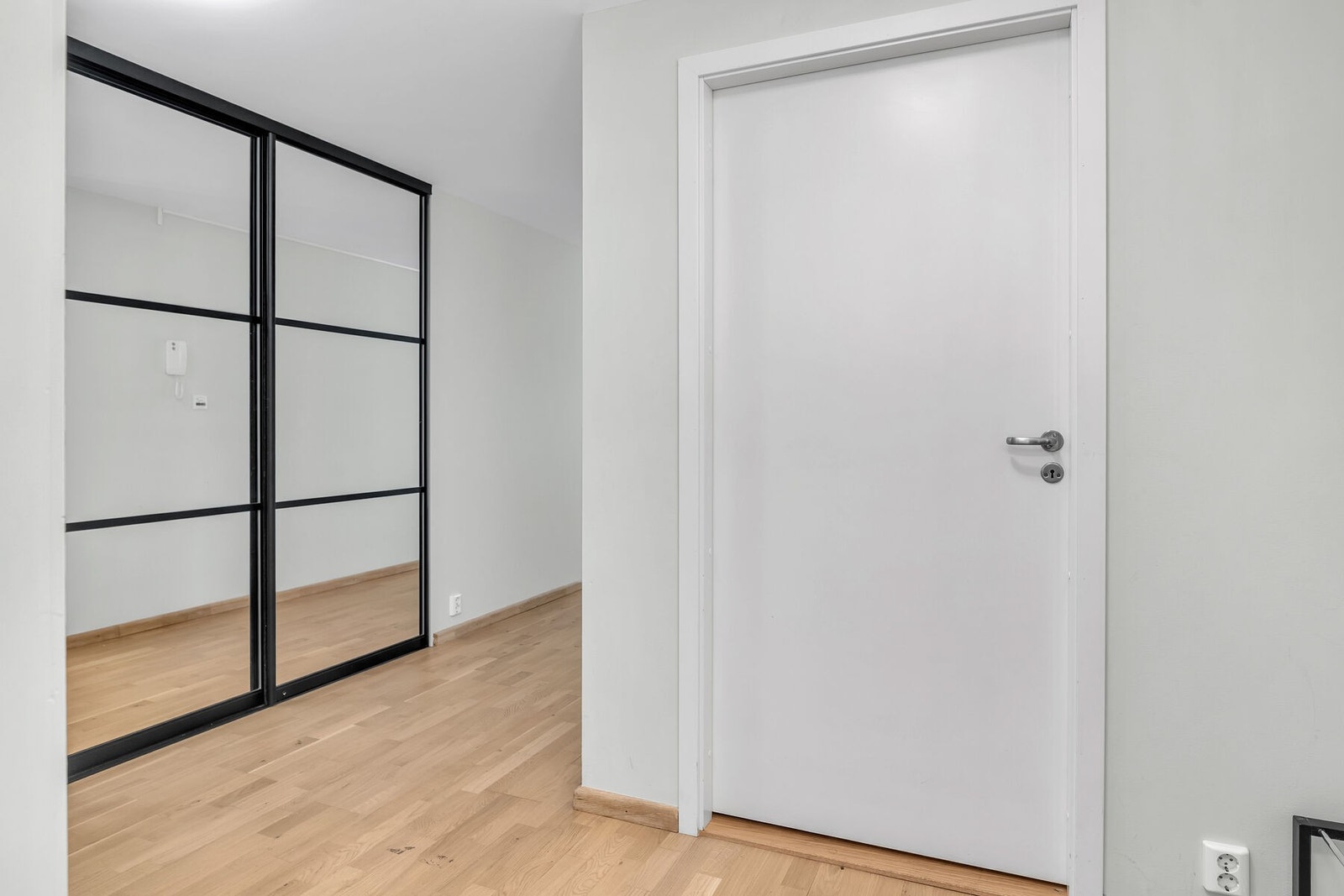 Entré med adkomst til en praktisk innvendig bod. Galleribilde