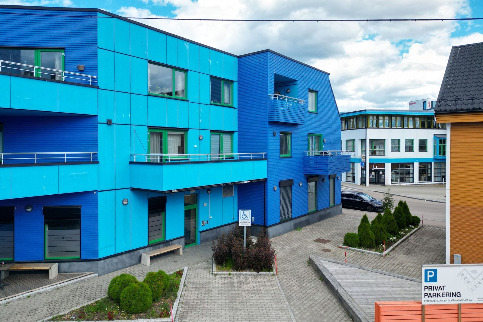 Leiligheten ligger i 2. etasje i nyere bygg meget sentralt i Sortland sentrum. Galleribilde