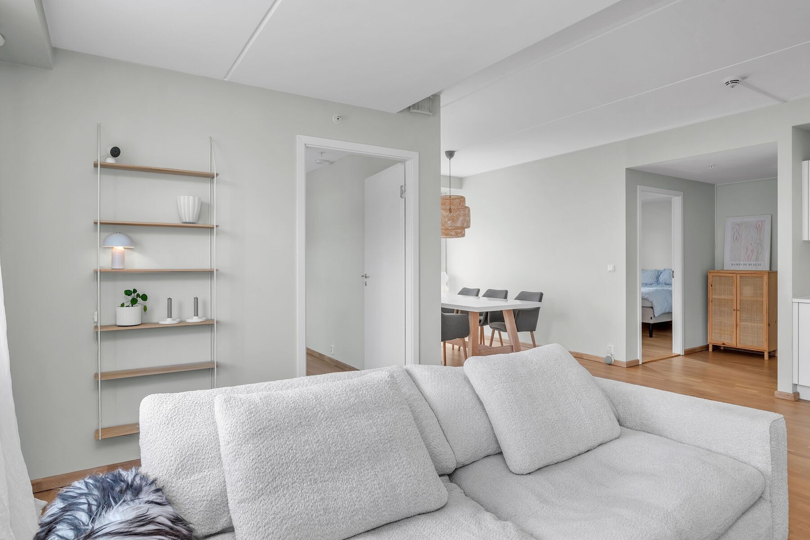 Behagelig innetemperatur sikres ved vannbåren gulvvarme i tillegg til elektrisk oppvarming. Galleribilde