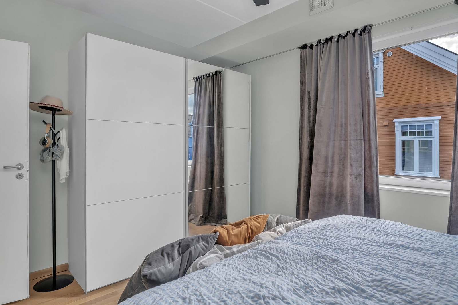 Hovedsoverommet har plass til seng av ønsket størrelse, i tillegg til garderobe. Galleribilde