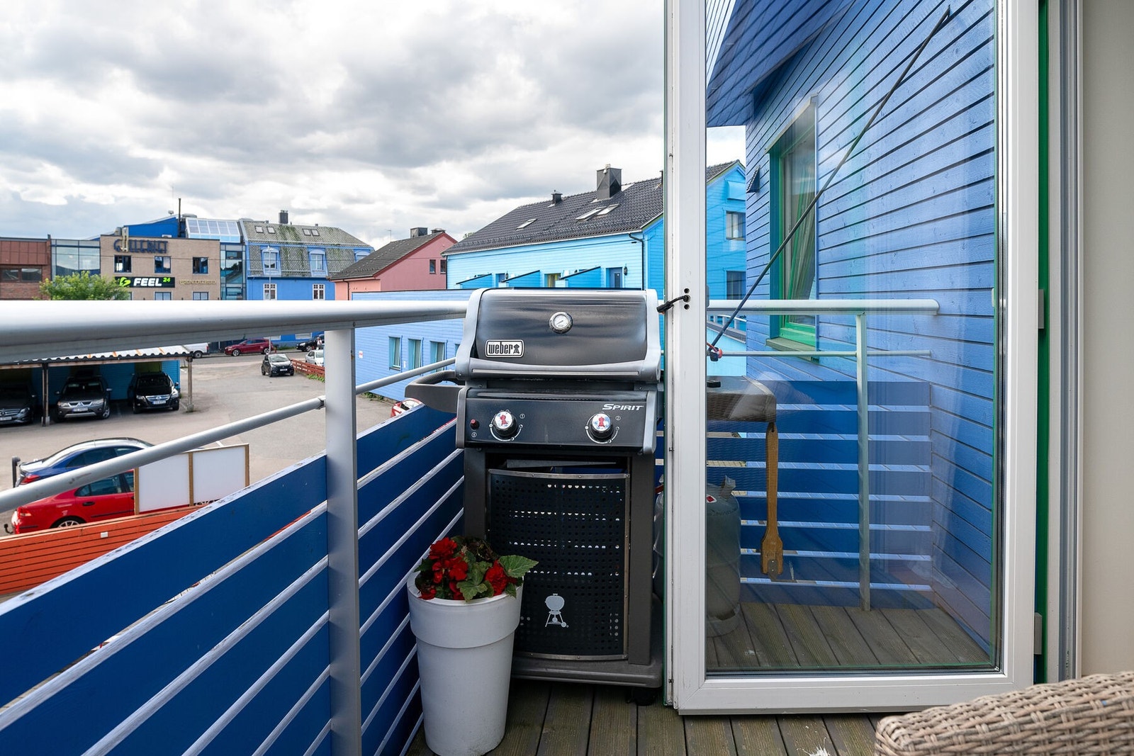 Balkongen har f.eks. plass til sittemøbler og grill. Galleribilde