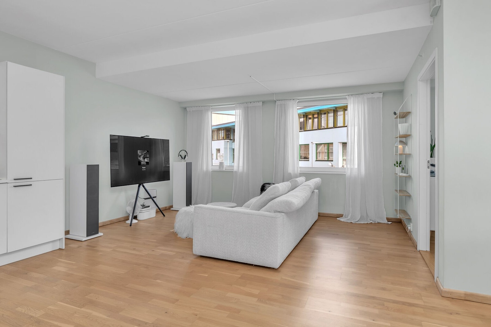 Stue og kjøkken i åpen løsning skaper en luftig og god romfølelse. Galleribilde