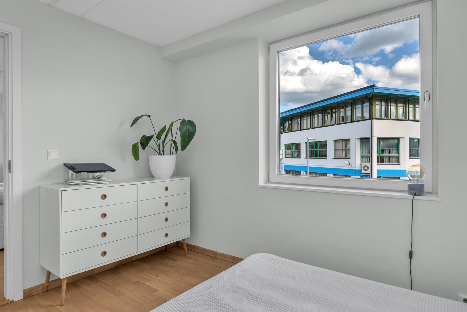 Soverom 2. Begge soverommene har adkomst fra stuen. Galleribilde