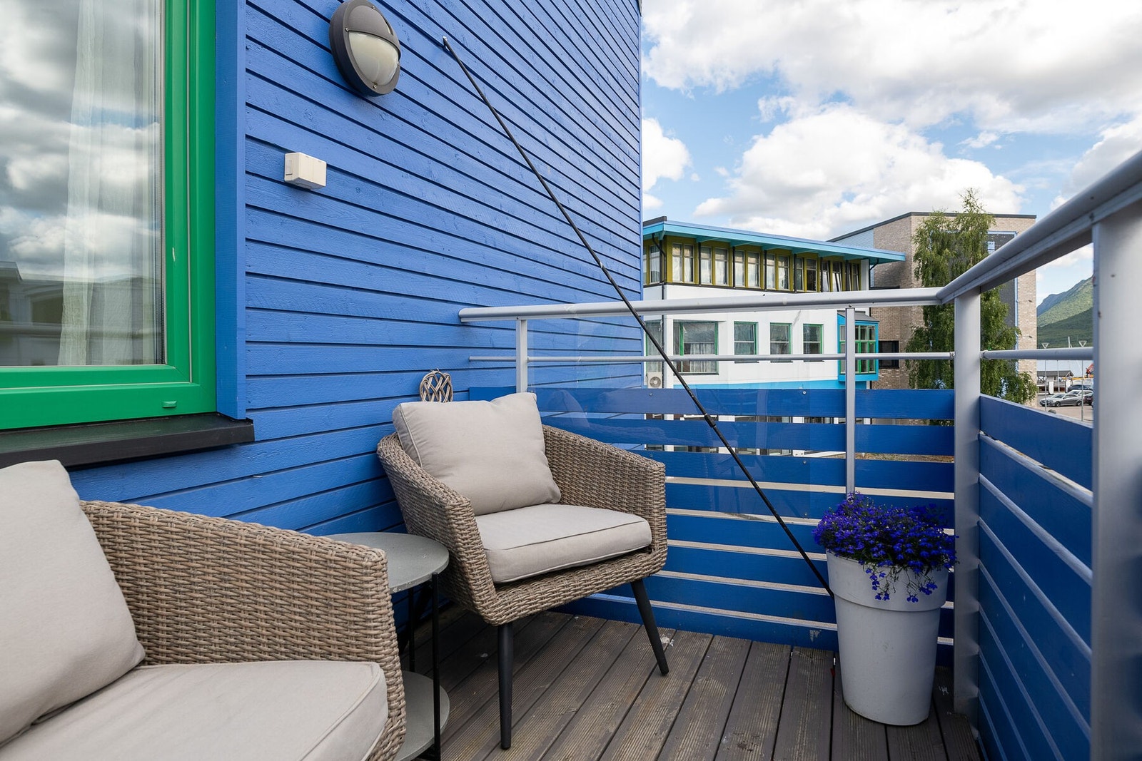 Balkongen er vendt mot sørøst, noe som gir herlig formiddagssol. Galleribilde