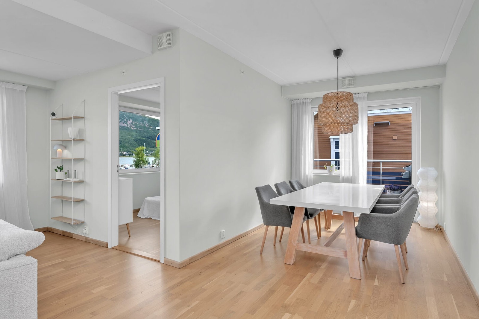 Stuen har god plass til både sofakrok og spisegruppe. Galleribilde