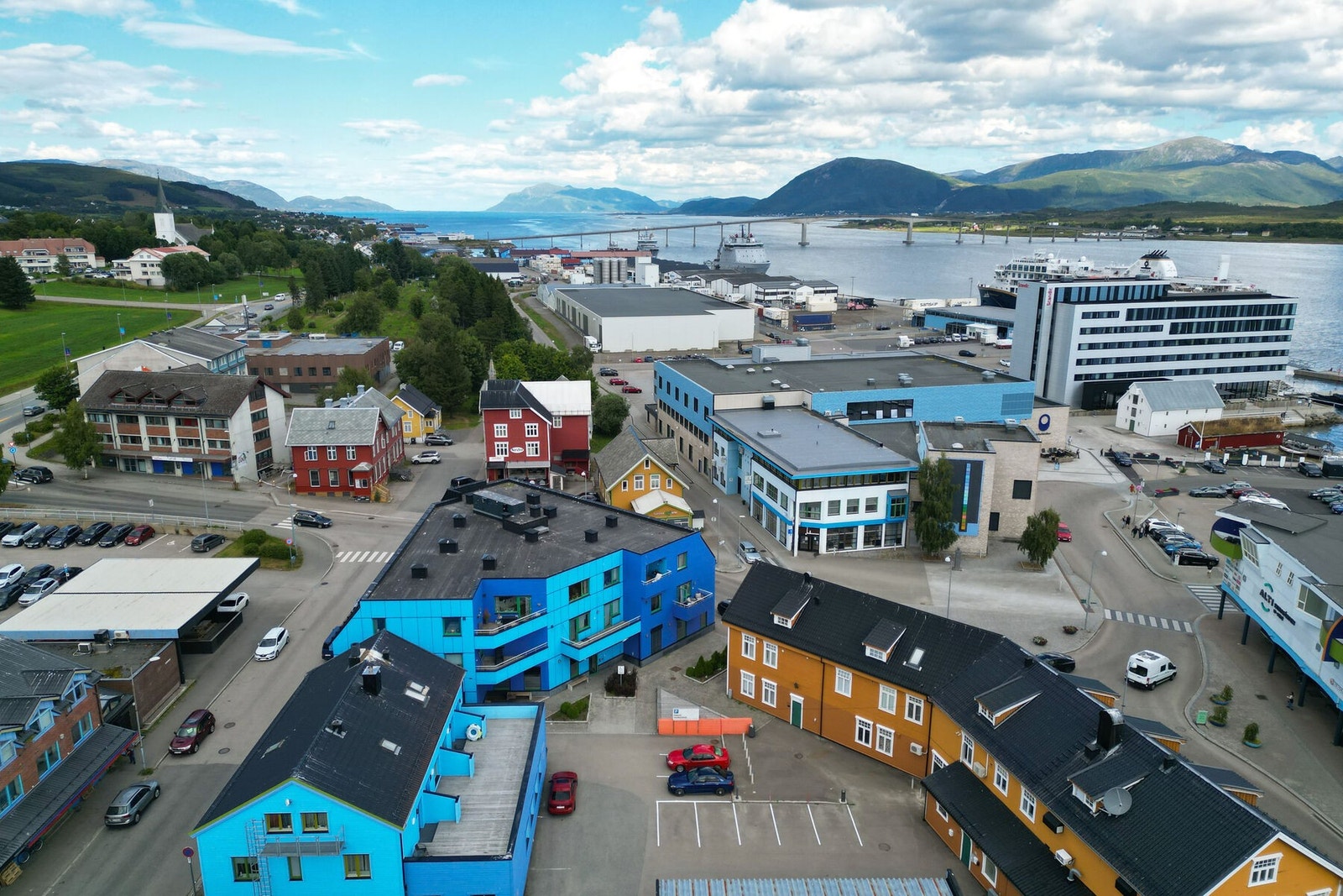 Sortland, by og regionsenter i Vesterålen, har bl.a. godt utbygd service- og forretningstilbud, variert skoletilbud samt gode kommunikasjoner med buss, båt og fly. Galleribilde
