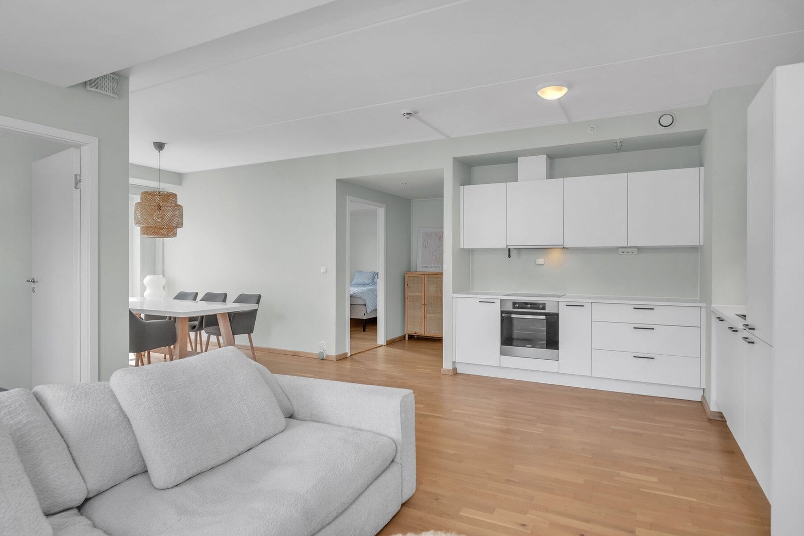 Fra entréen kommer du direkte inn til stue/kjøkken. Galleribilde