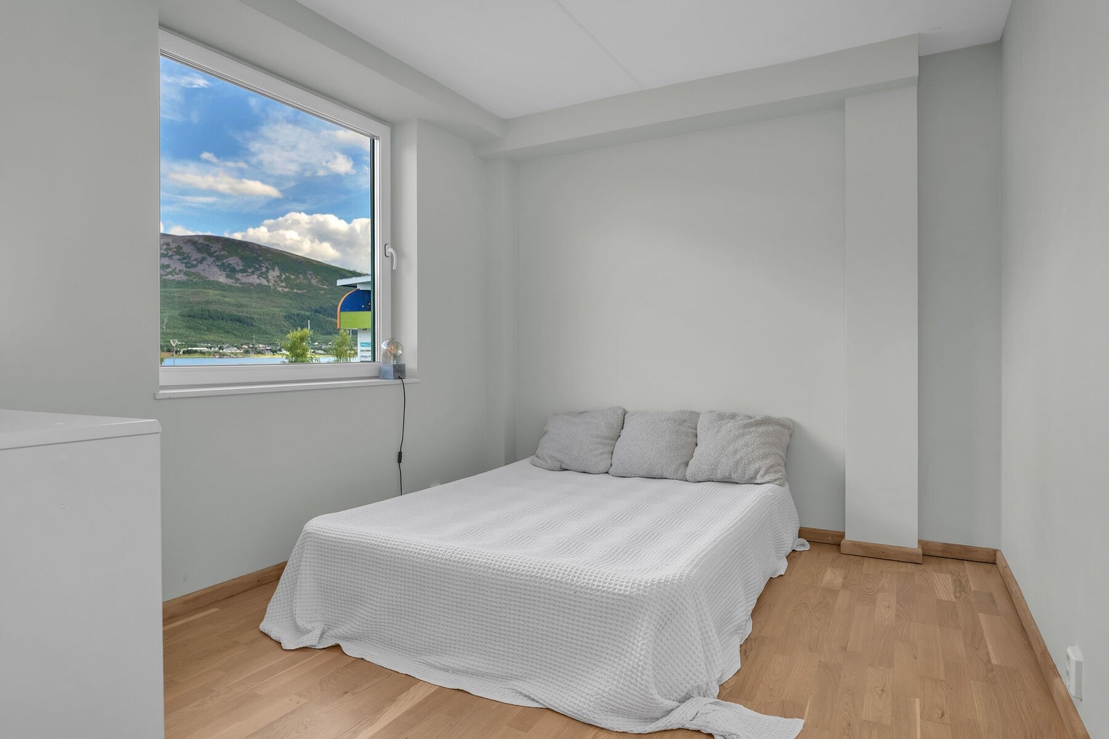 Soverom nummer 2 er også lyst og romslig. Galleribilde