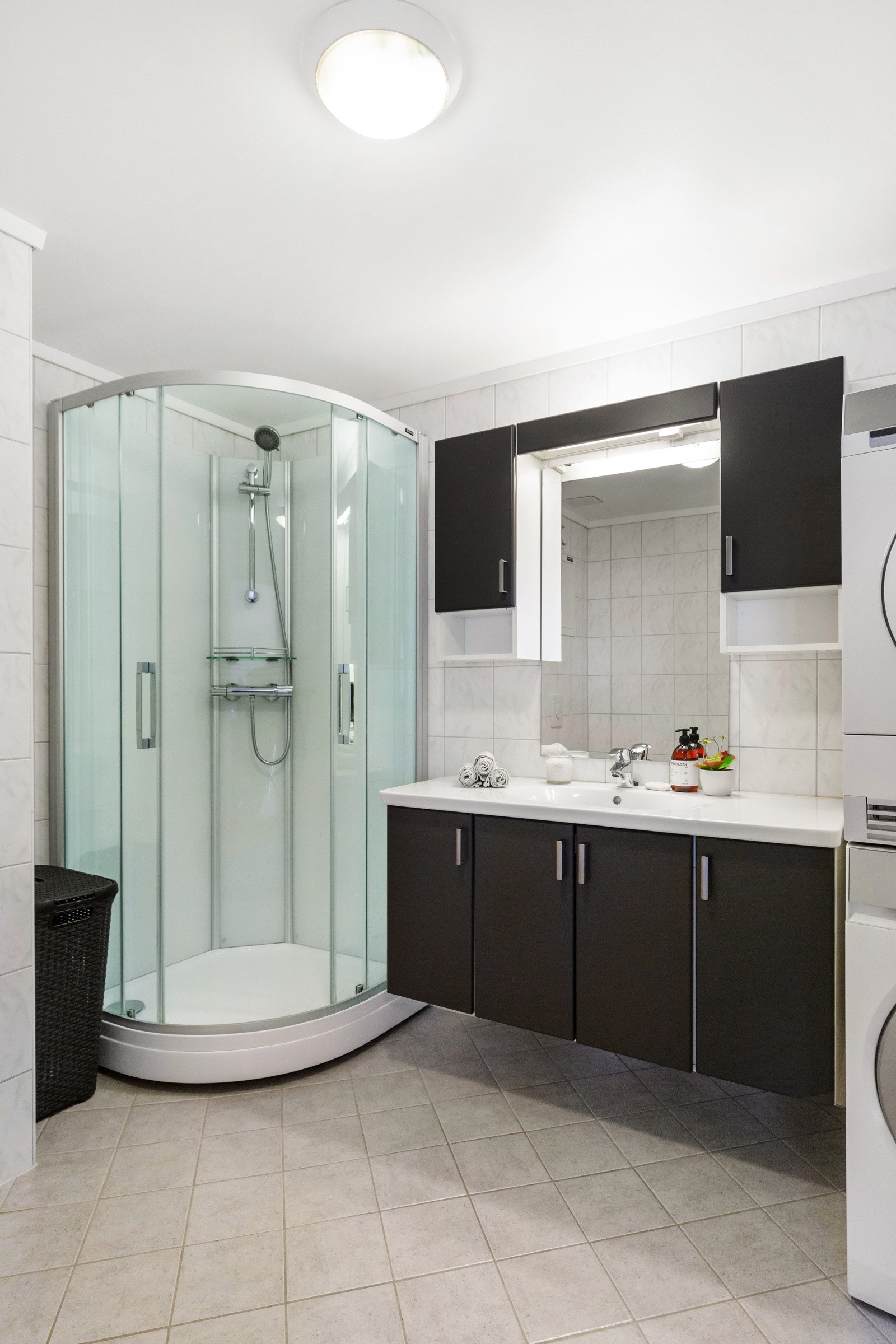 Dusjkabinett, servant i romslig innredning, vegghengt toalett og opplegg for vaskemaskin Galleribilde