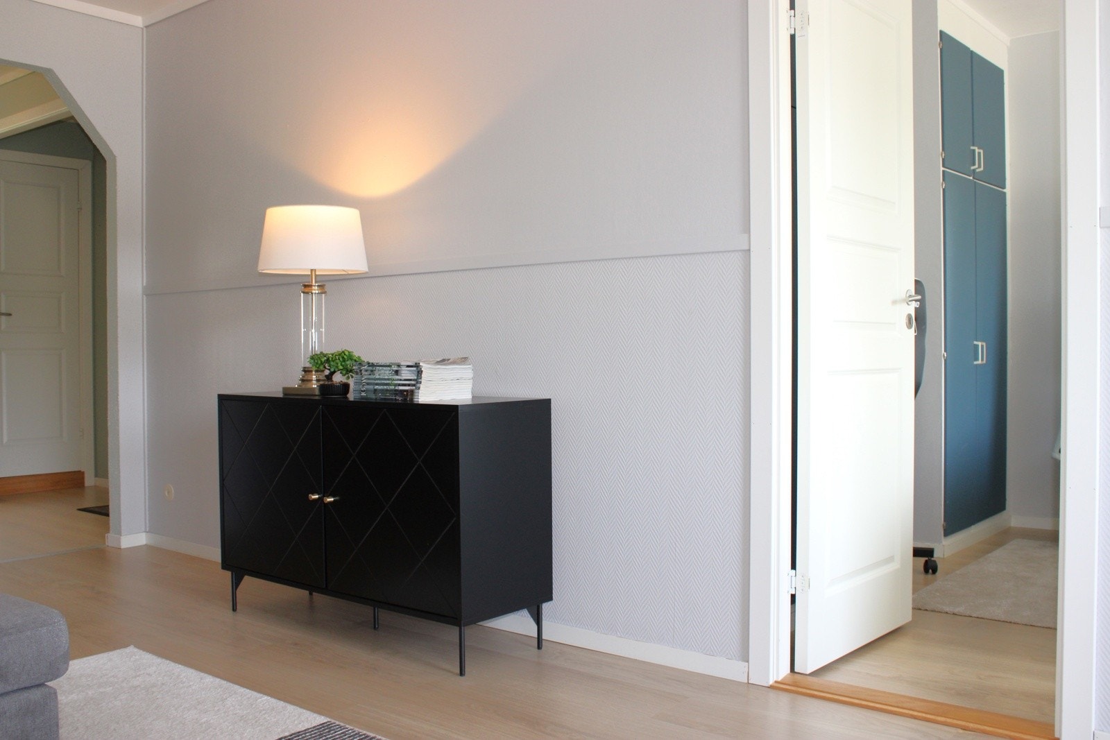 Fra stuen er det adkomst til ett av soverommene Galleribilde