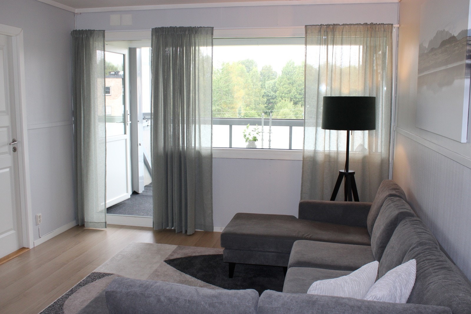 Lys og romslig stue Galleribilde