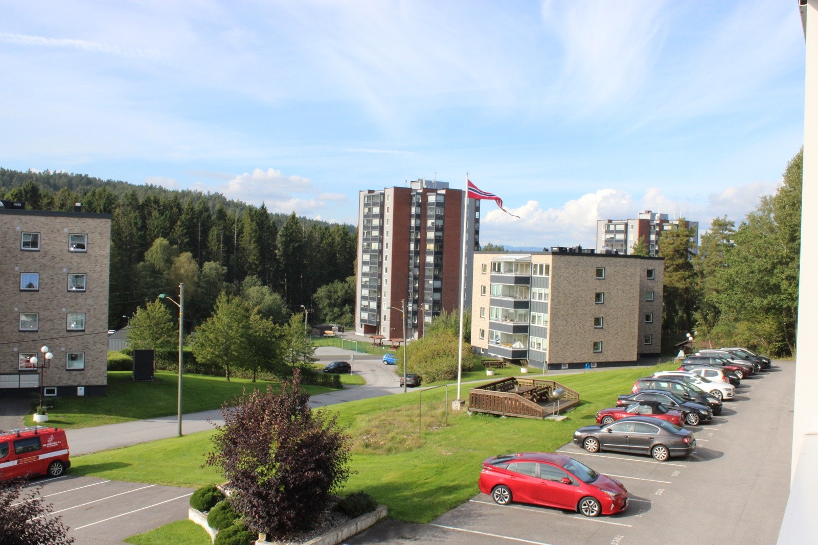 Egen biloppstillingsplass rett utenfor blokka Galleribilde