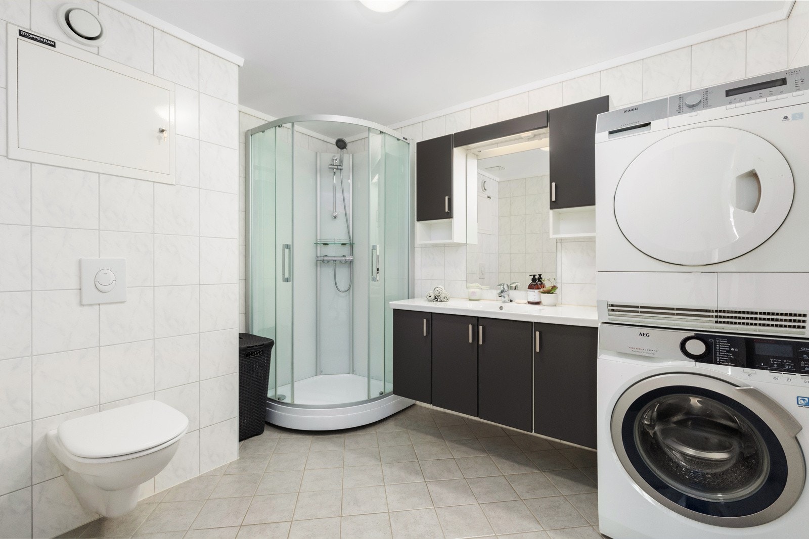 Flott og meget romslig flislagt bad med varmekabler - Totalrenovert i regi av borettslaget ca 2012 Galleribilde