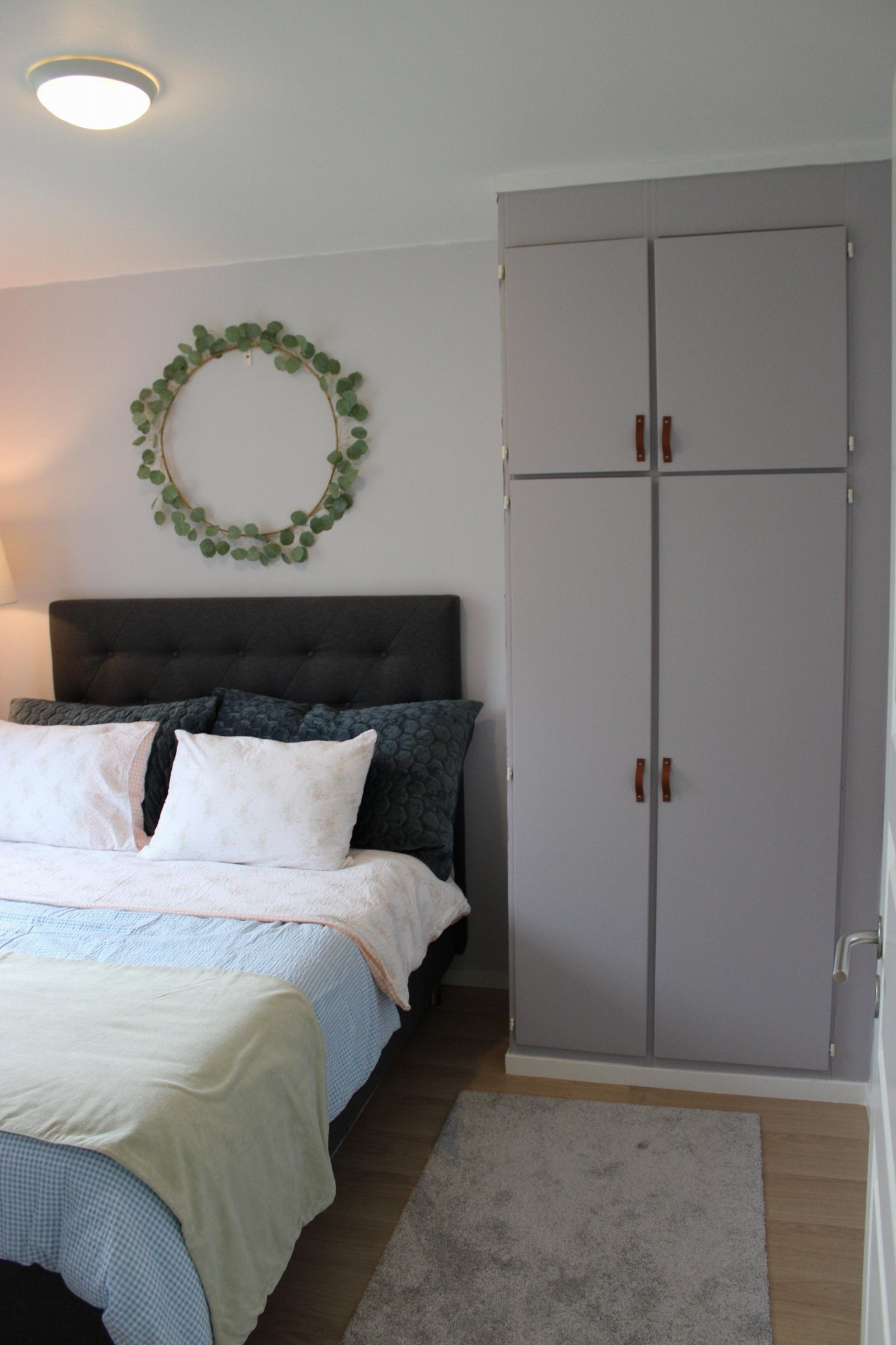 Plassbygde garderobeskap Galleribilde