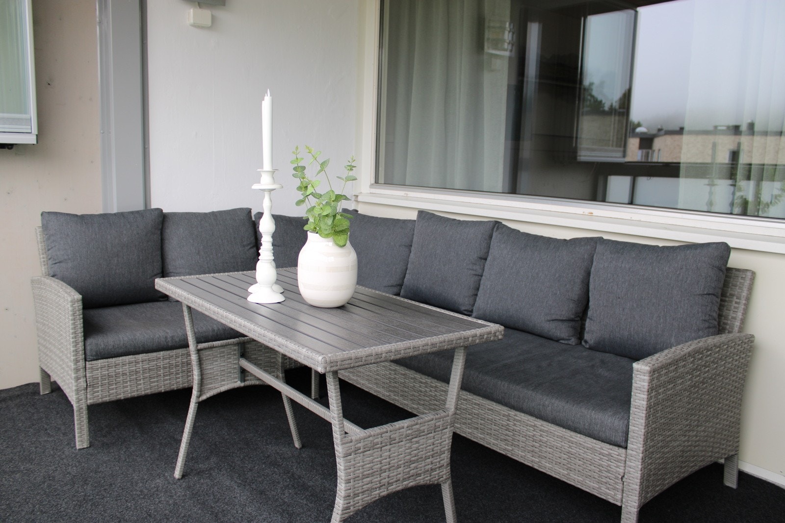 Vestvendt og solrik innglasset balkong Galleribilde