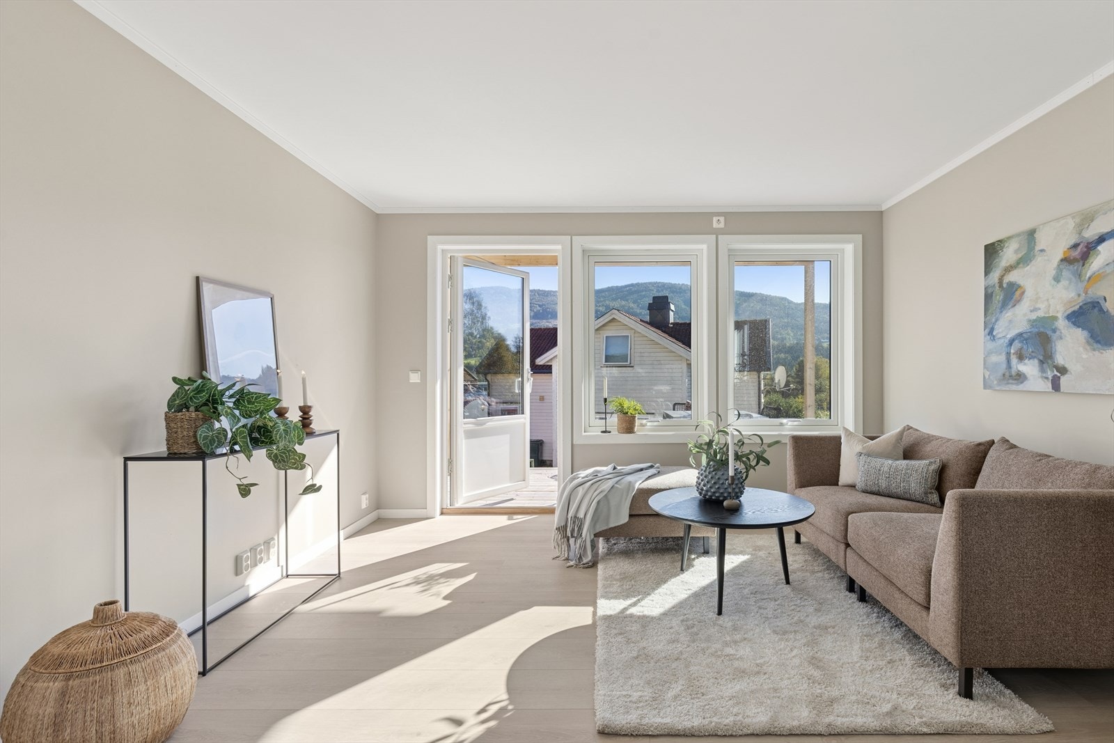 Leiligheten ligger fint til i byggets første etasje og inneholder Entré, baderom, bod/vaskerom, stue/kjøkken i åpen løsning og to soverom Galleribilde