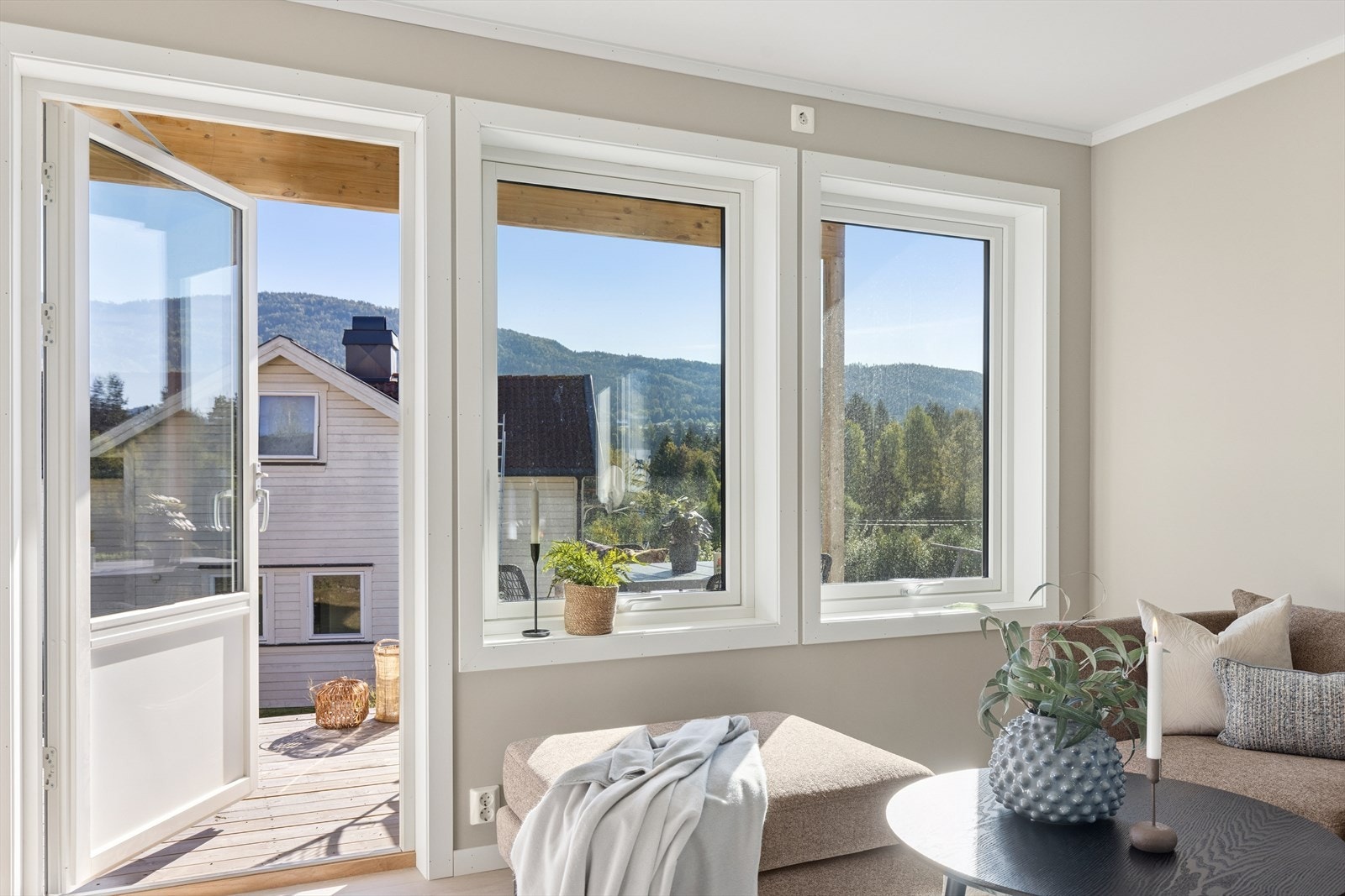 Her er det store vindusflater som slipper inn rikelig med naturlig lys. Galleribilde