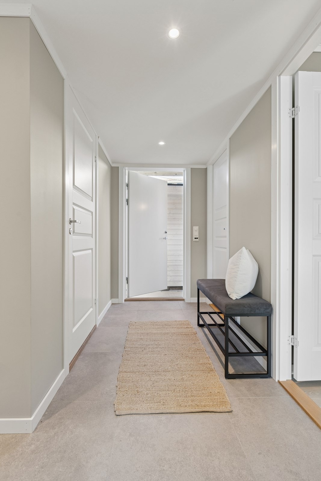 Hyggelig entré med flislagt gulv. Leiligheten har gulvvarme i entré, stue og baderom. Galleribilde