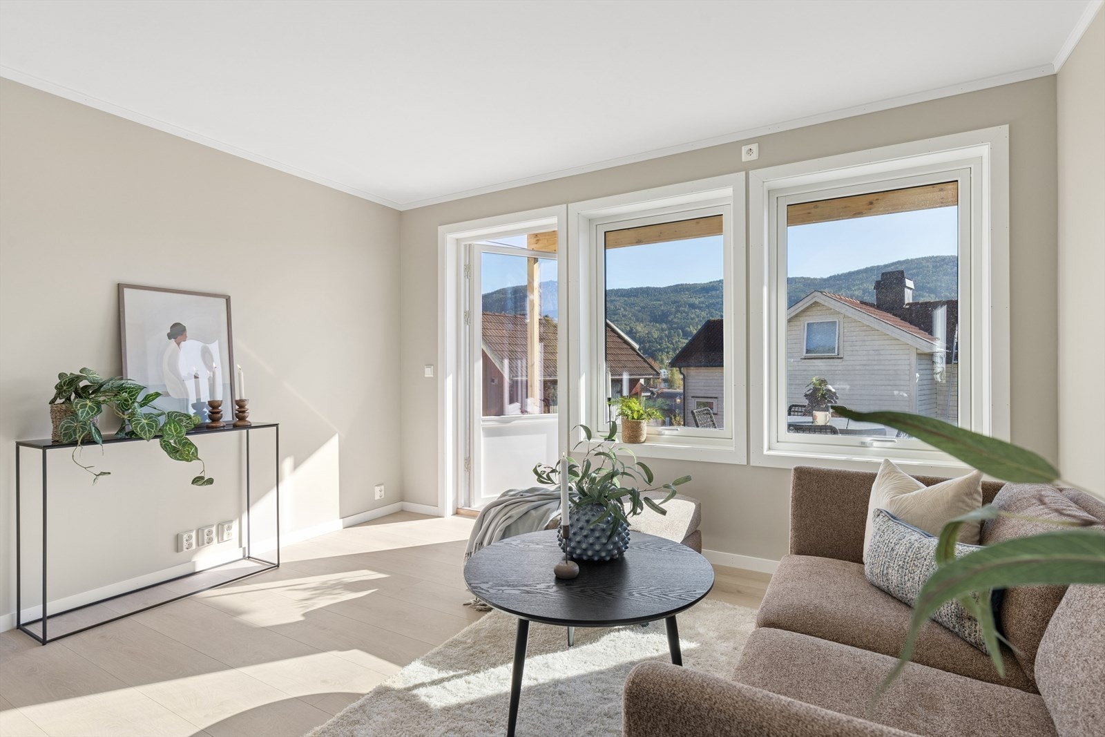 Fra stuen er det utgang til en flott uteplass. Galleribilde