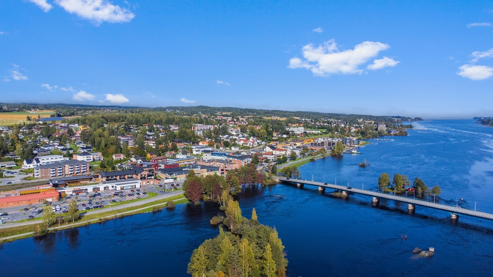 Vikersund har et godt og variert forretningstilbud som apotek, kafeer, frisører, nær-senter og vinmonopol. Galleribilde