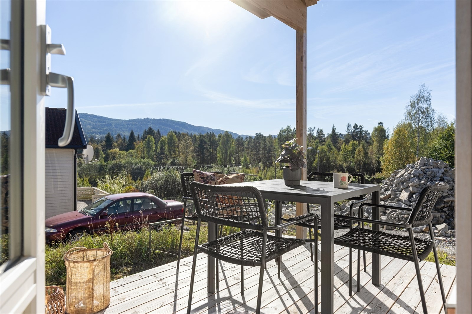 Flott terrasse med gode solforhold og fin utsikt. Galleribilde