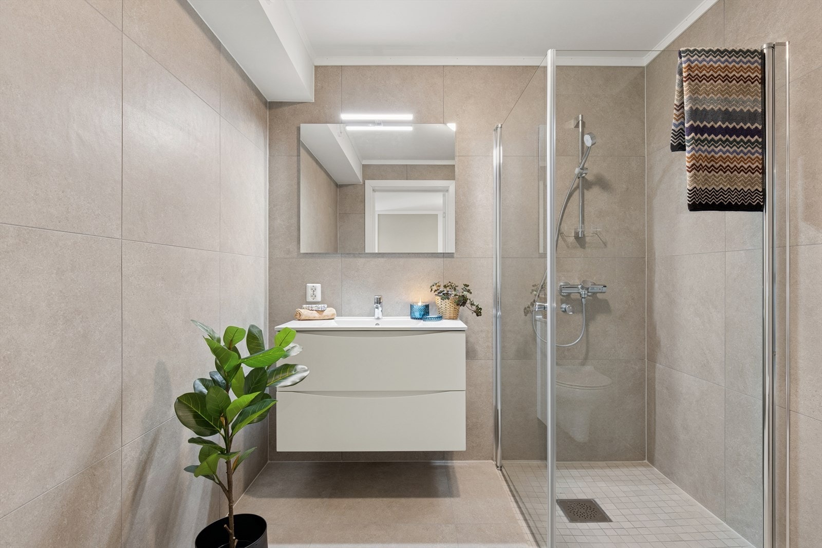 Innbydende, helfliset baderom med gulvvarme. Galleribilde