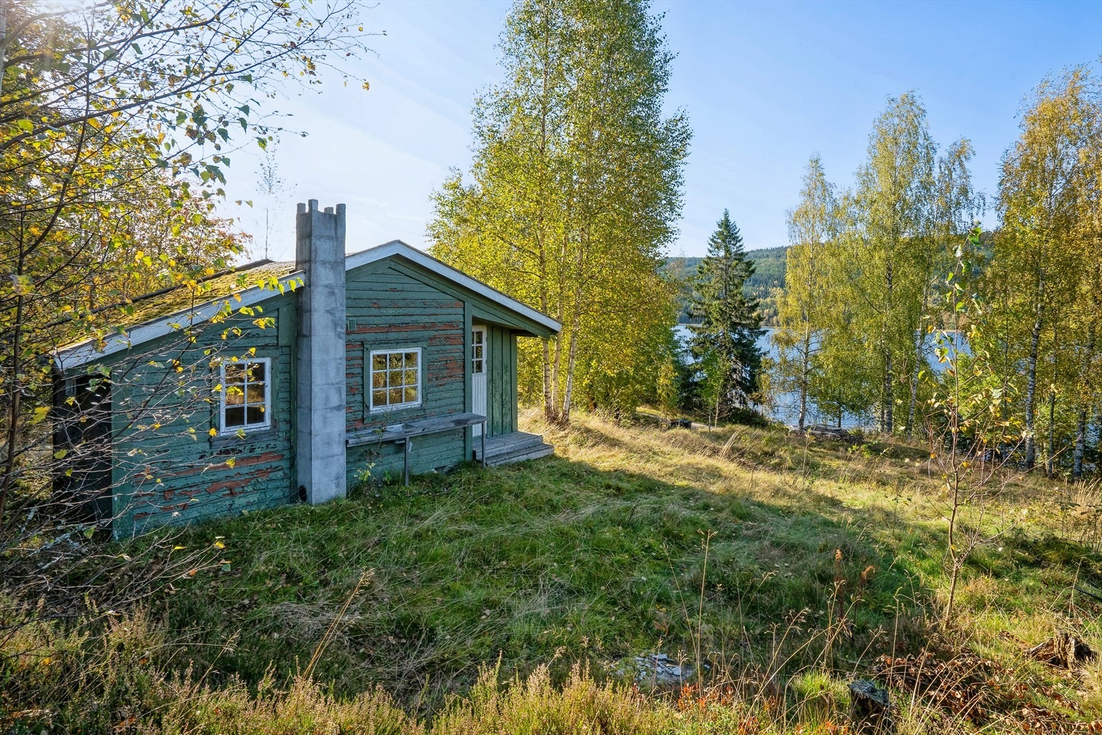 Tomten er solrik, og det er nærhet til vannet. Galleribilde